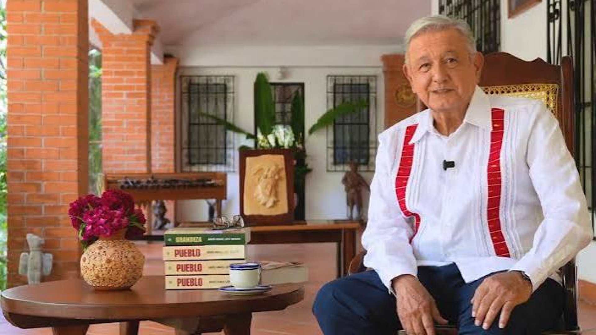 AMLO reaparece con nuevo libro y atribuye decadencia de EU a su modelo económico y bélico