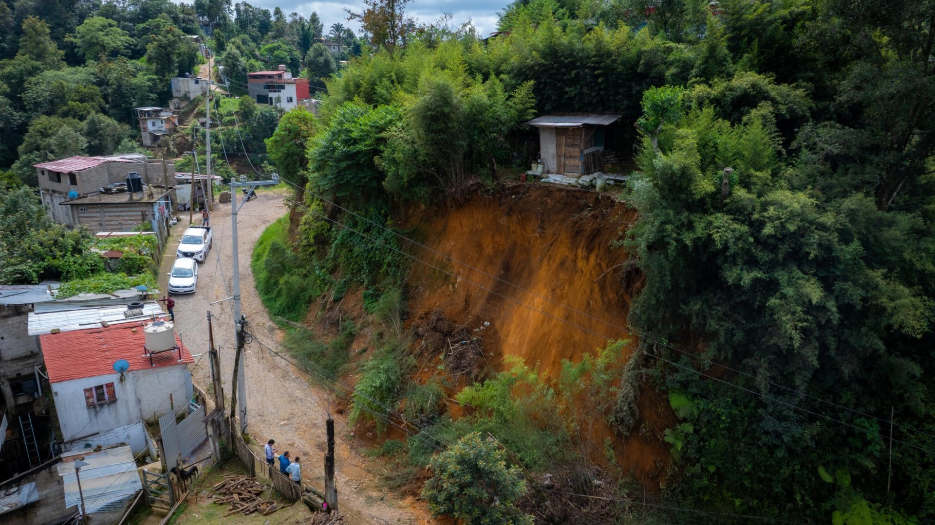 Atiende Ayuntamiento deslizamiento de tierra en la colonia Colosio