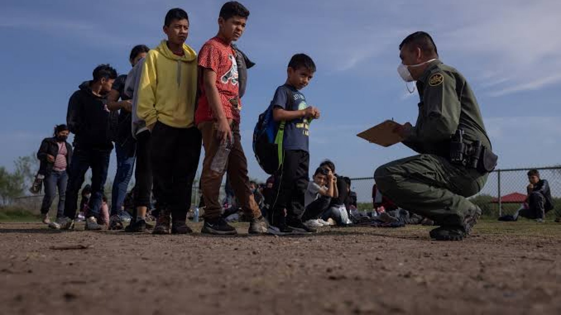 Menores migrantes enfrentan deportación en EU sin abogados tras recorte de fondos