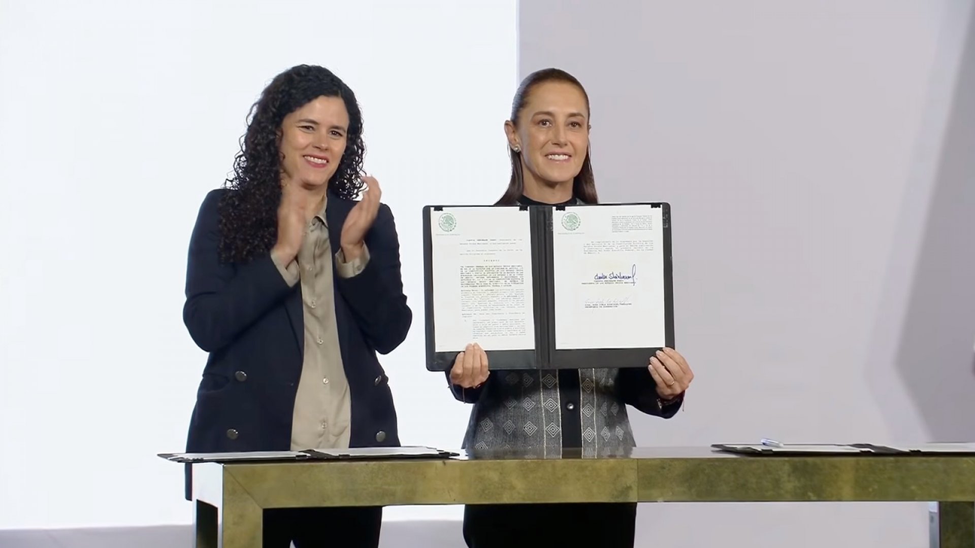 Sheinbaum firma decreto sobre doble nacionalidad