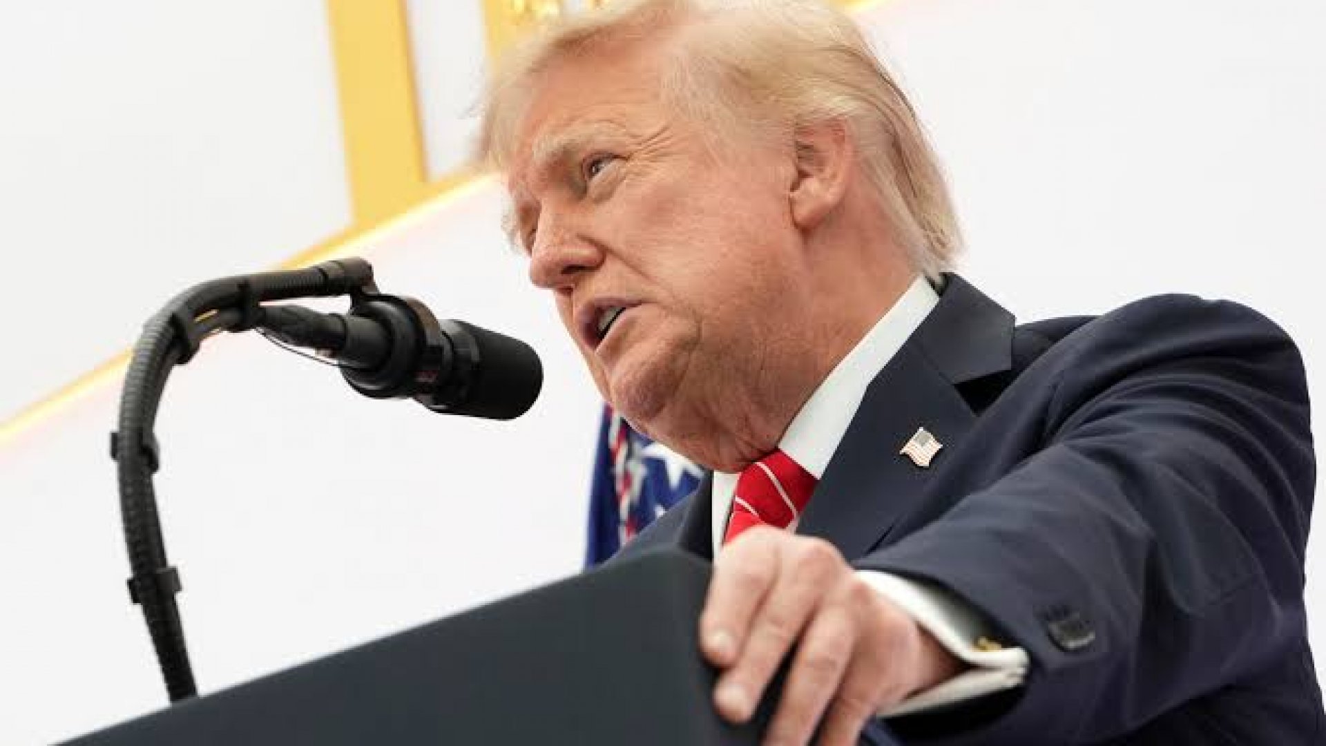 Trump llama “enemigo” a quien no utilice el término “superinteligencia”