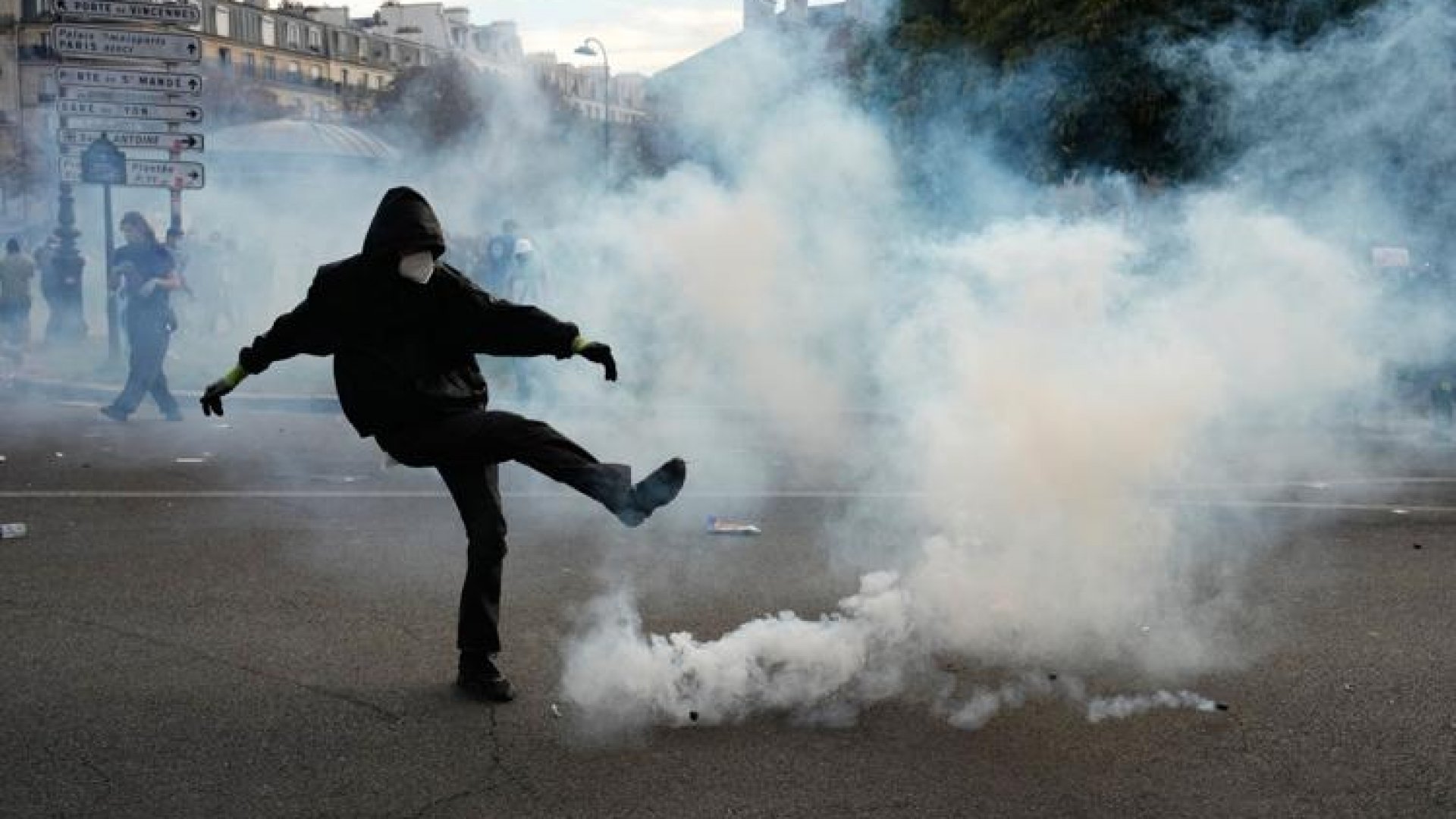 Policía de París lanza gas lacrimógeno contra estudiantes; continúan las protestas en Francia