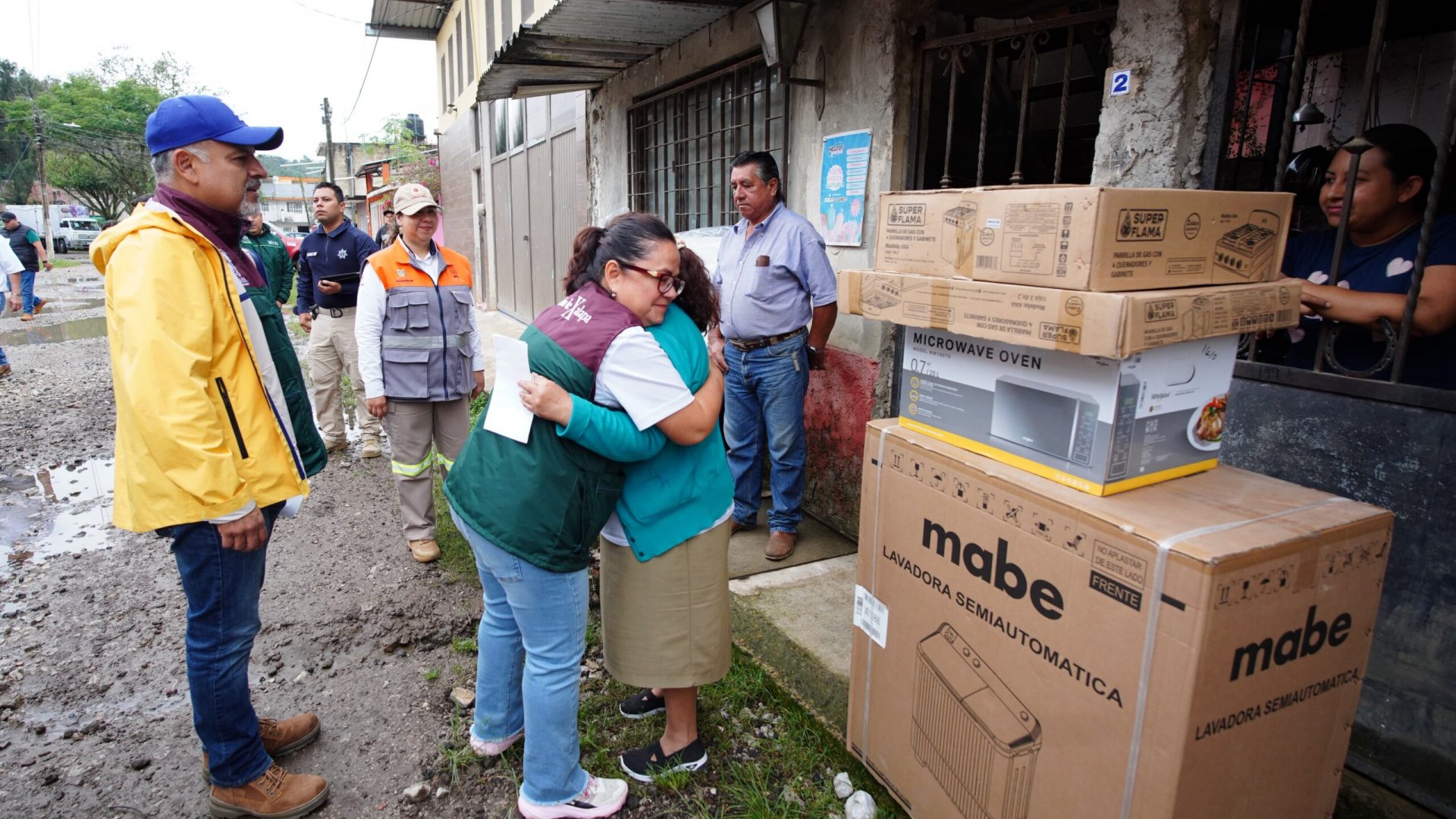 Ayuntamiento de Xalapa entrega apoyos a familias afectadas por lluvias en coordinación con el Gobierno Estatal