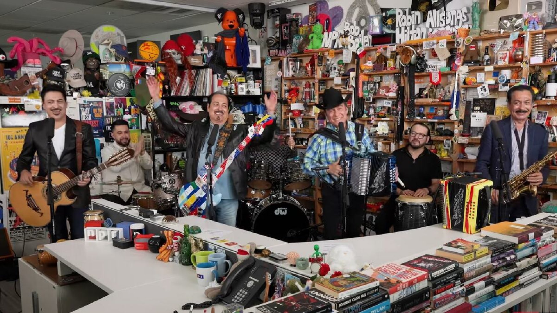 Los Tigres del Norte llevan su mensaje a favor de los migrantes al Tiny Desk