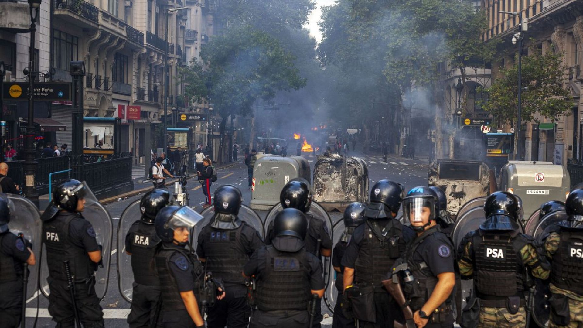 Crecen las protestas en Argentina contra Milei por despidos y denuncias de represión policial