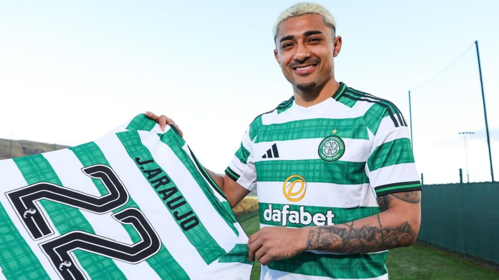 Julián Araujo tiene debut agridulce con el Celtic en derrota ante Rangers