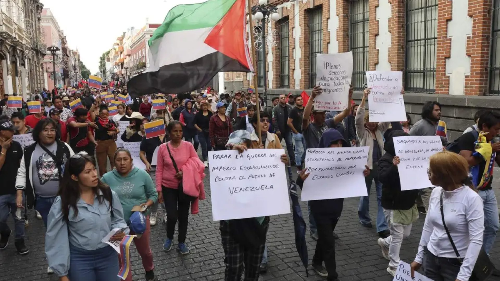Protestan activistas en BC, Sinaloa y Puebla contra intervención de EE.UU. en Venezuela