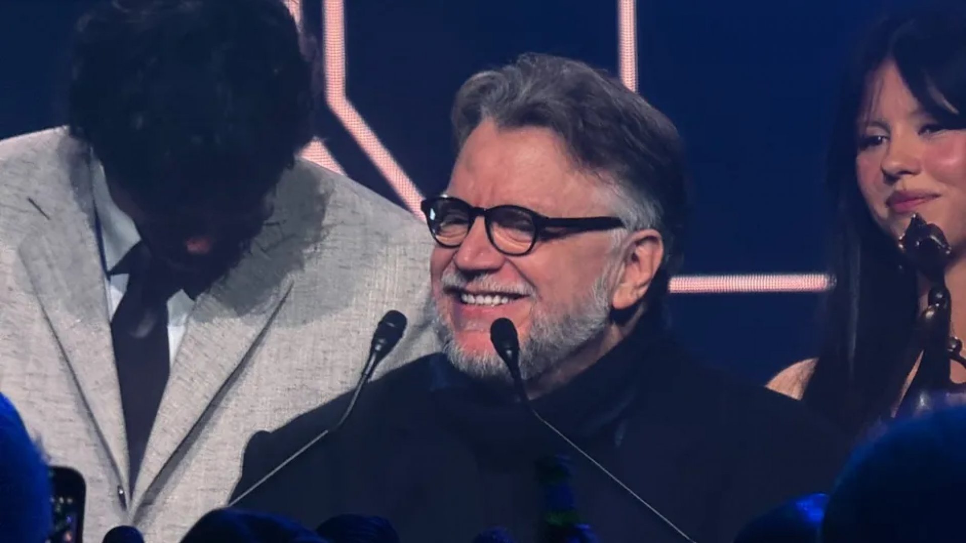 “Con el corazón roto, aquí estoy”: Guillermo del Toro recuerda a su hermano al recibir homenaje