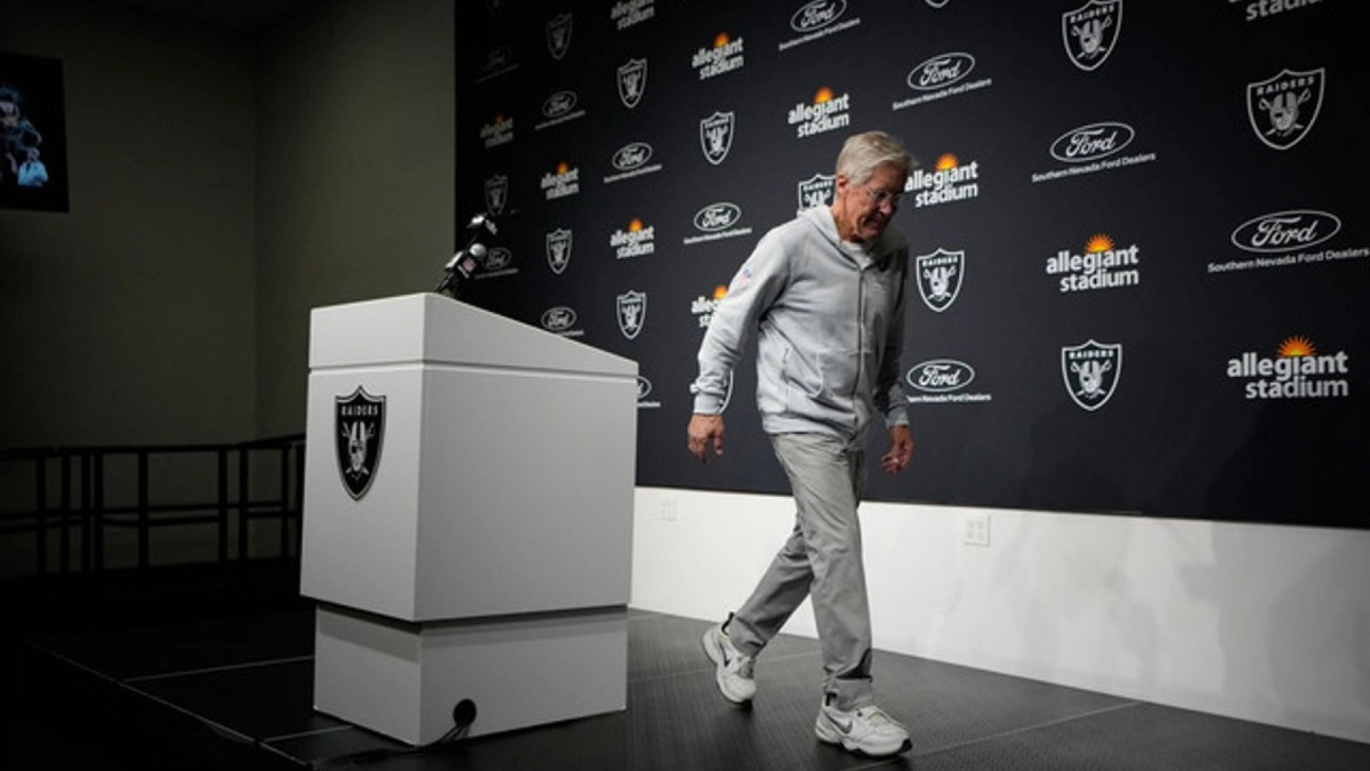 Pete Carroll fue despedido como entrenador de los Raiders