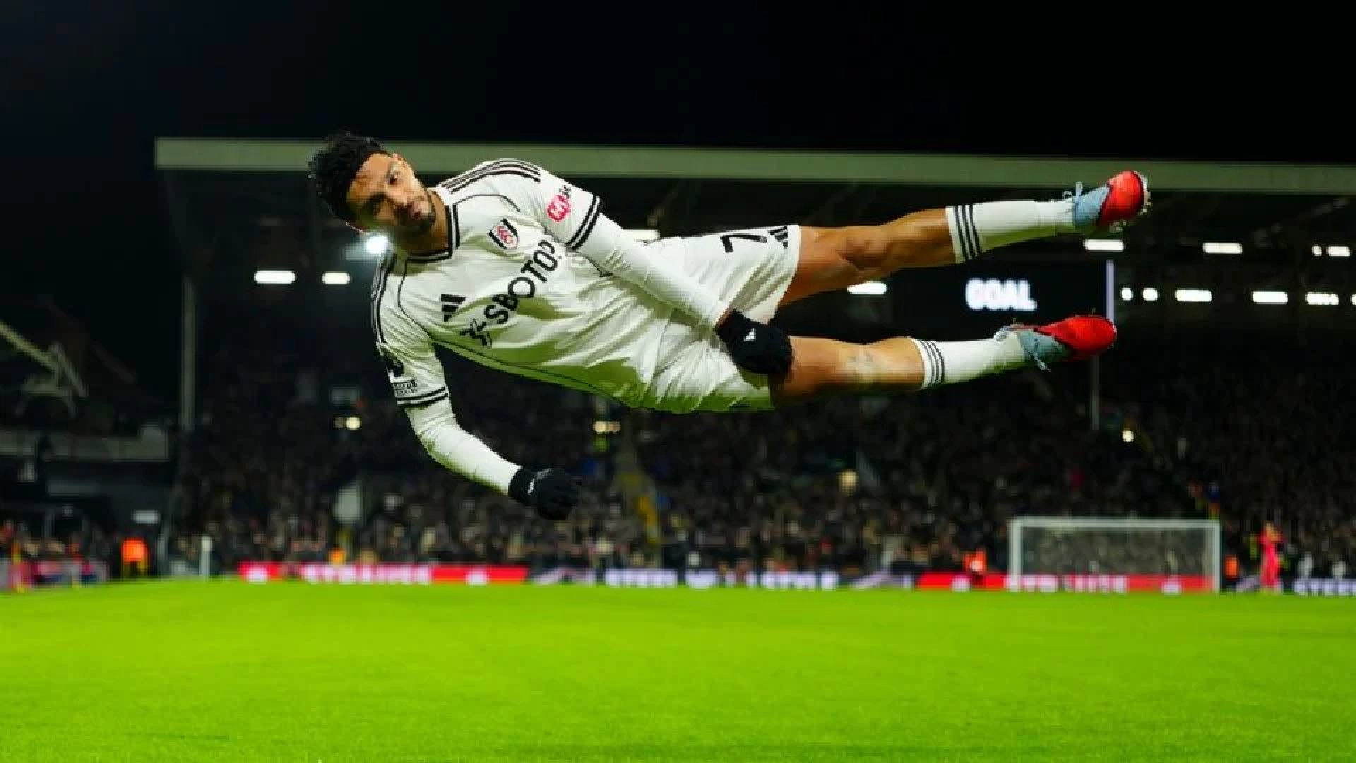 Raúl Jiménez celebra con festejo ‘gamer’ tras gol ante el Chelsea