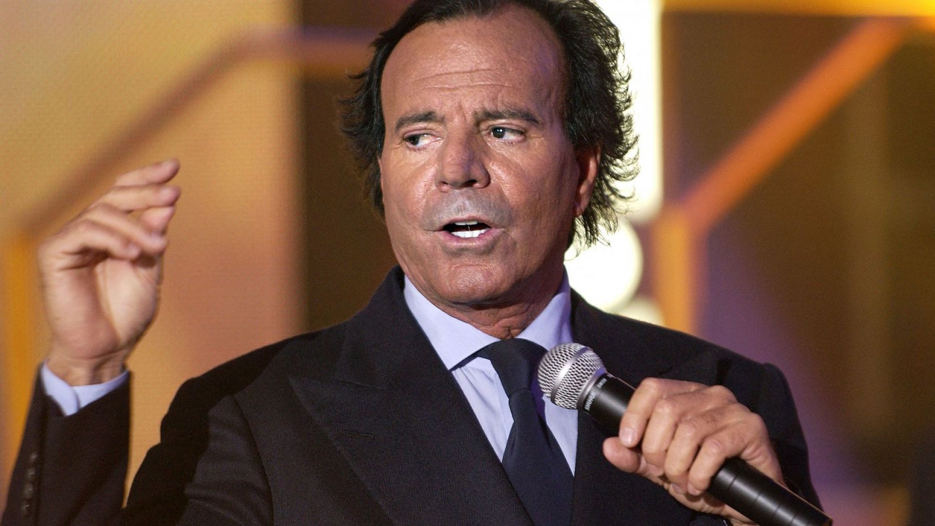 Julio Iglesias enfrenta investigación penal tras acusaciones de agresión sexual de dos exempleadas