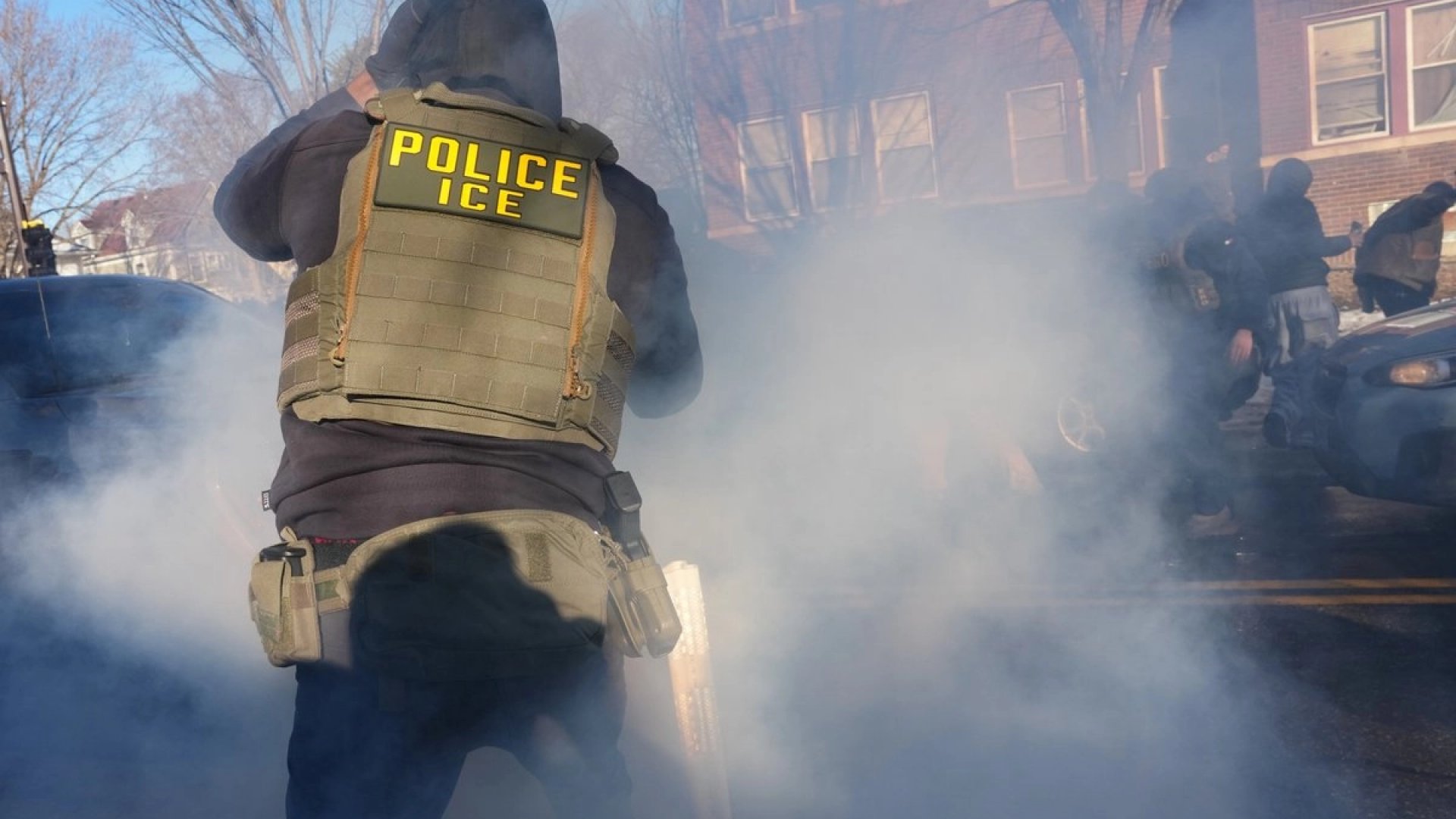 ICE lanza gases lacrimógenos contra activistas en Minneapolis