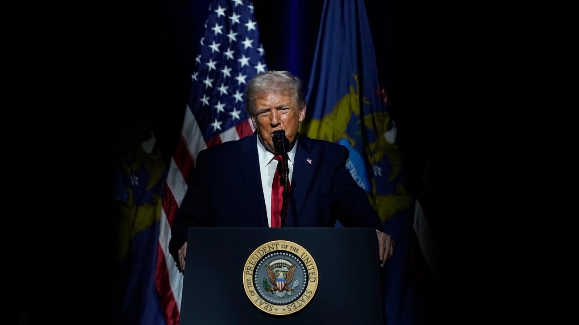 Trump compró hasta un mdd en bonos de Netflix y Warner Bros tras anuncio de fusión