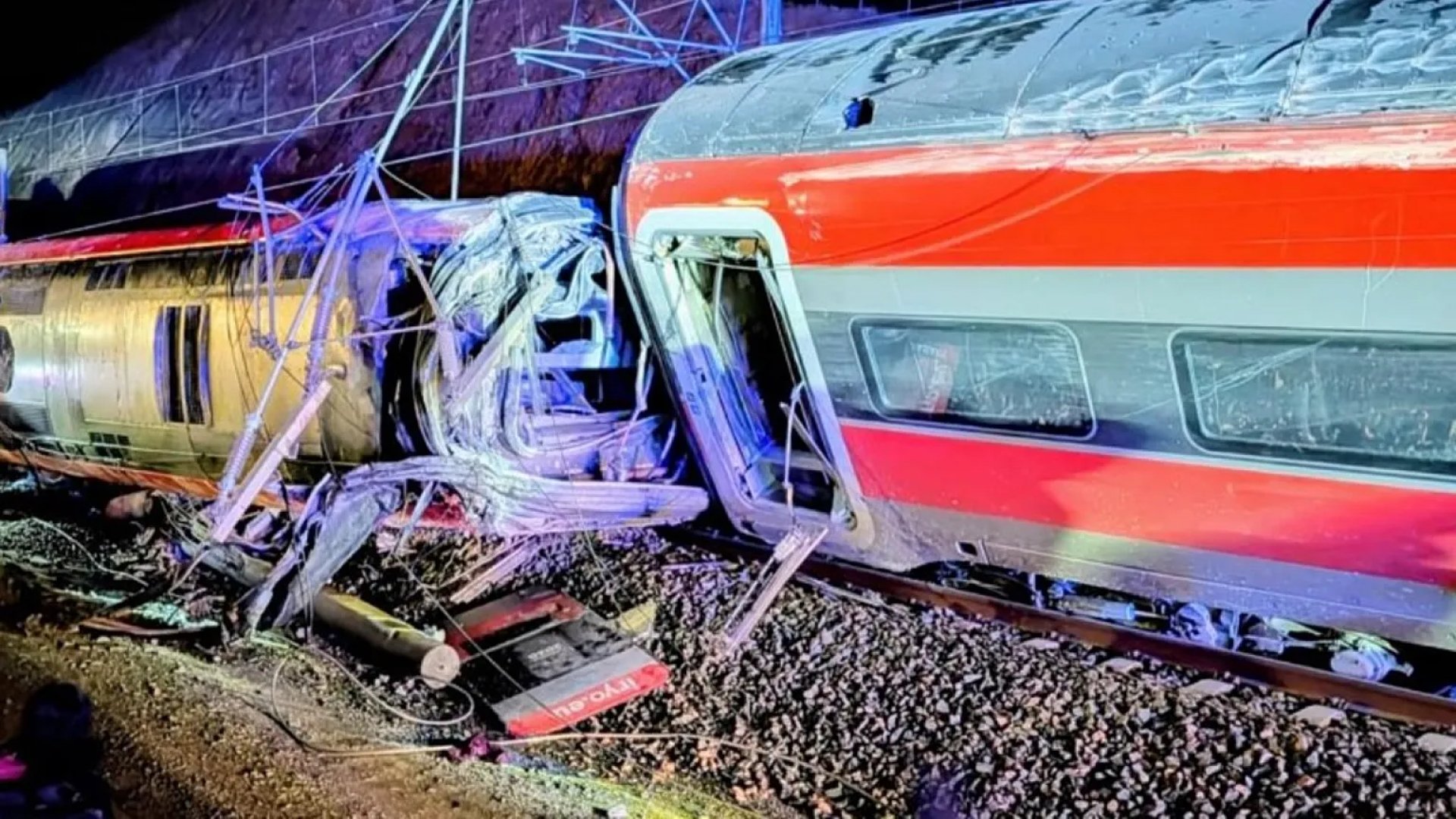 Al menos 39 muertos tras colisión de dos trenes de alta velocidad en España