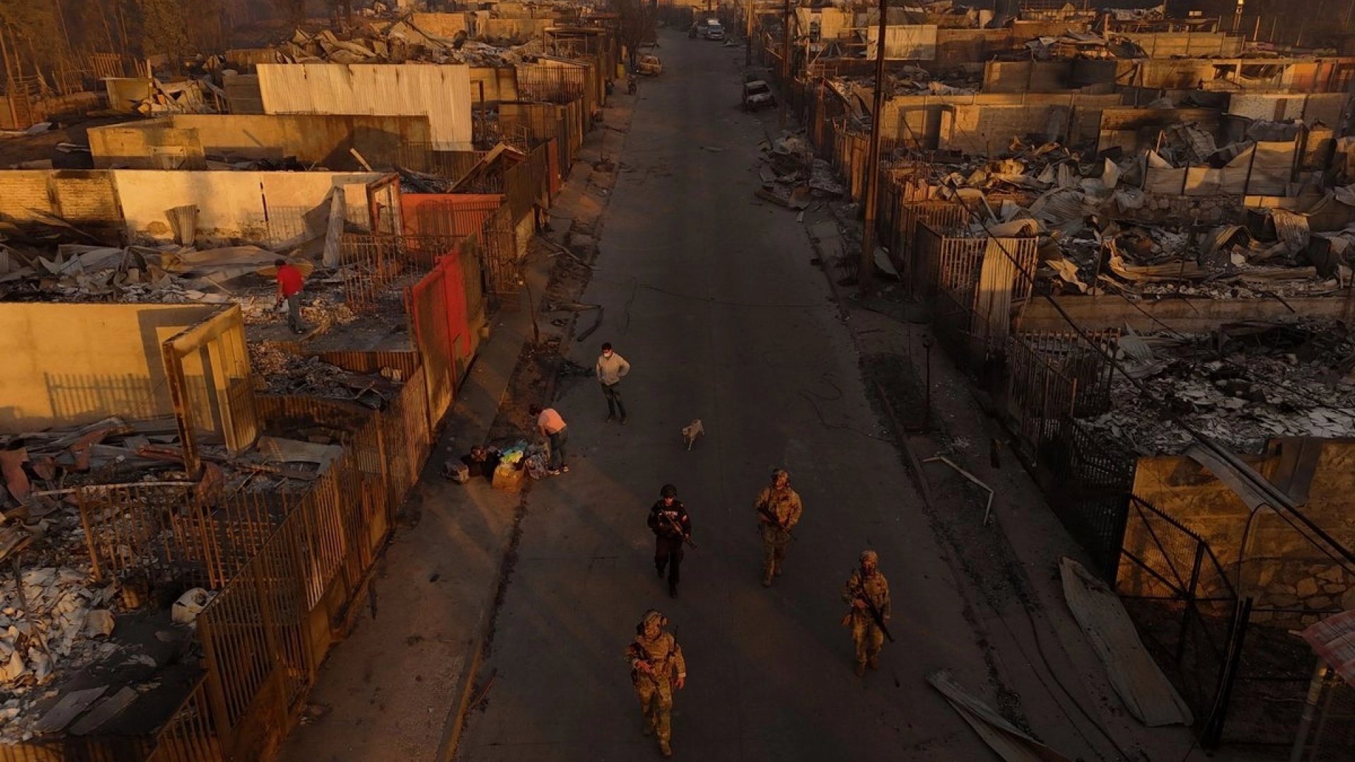 Continúan trabajos para contener incendios forestales en Chile; muertos ascienden a 19