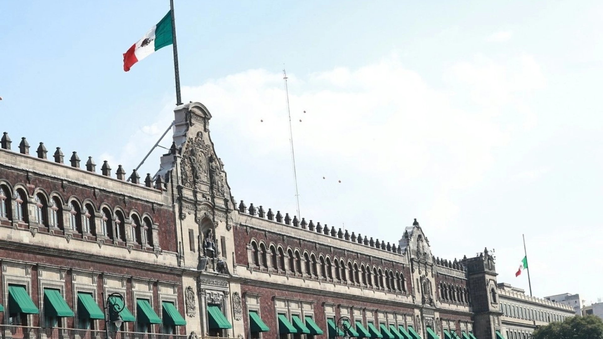 Sheinbaum se reúne en Palacio Nacional con coordinadores parlamentarios de Morena