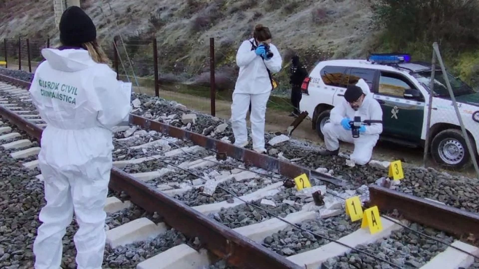 Investigan si rotura de una vía es causa o consecuencia del descarrilamiento de dos trenes en España