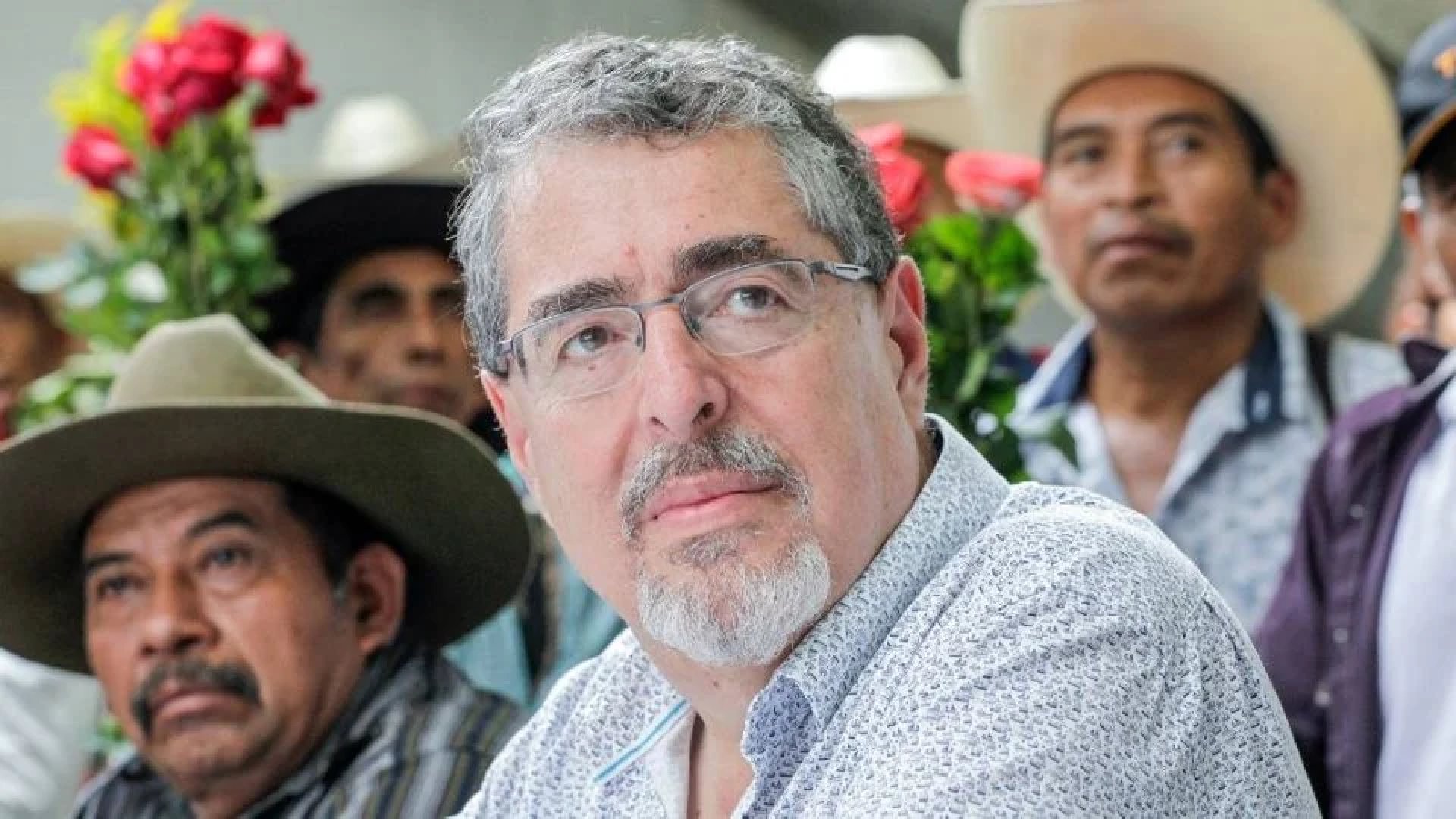 Presidente de Guatemala acusa a fiscalía de proteger a presuntos asesinos de nueve policías