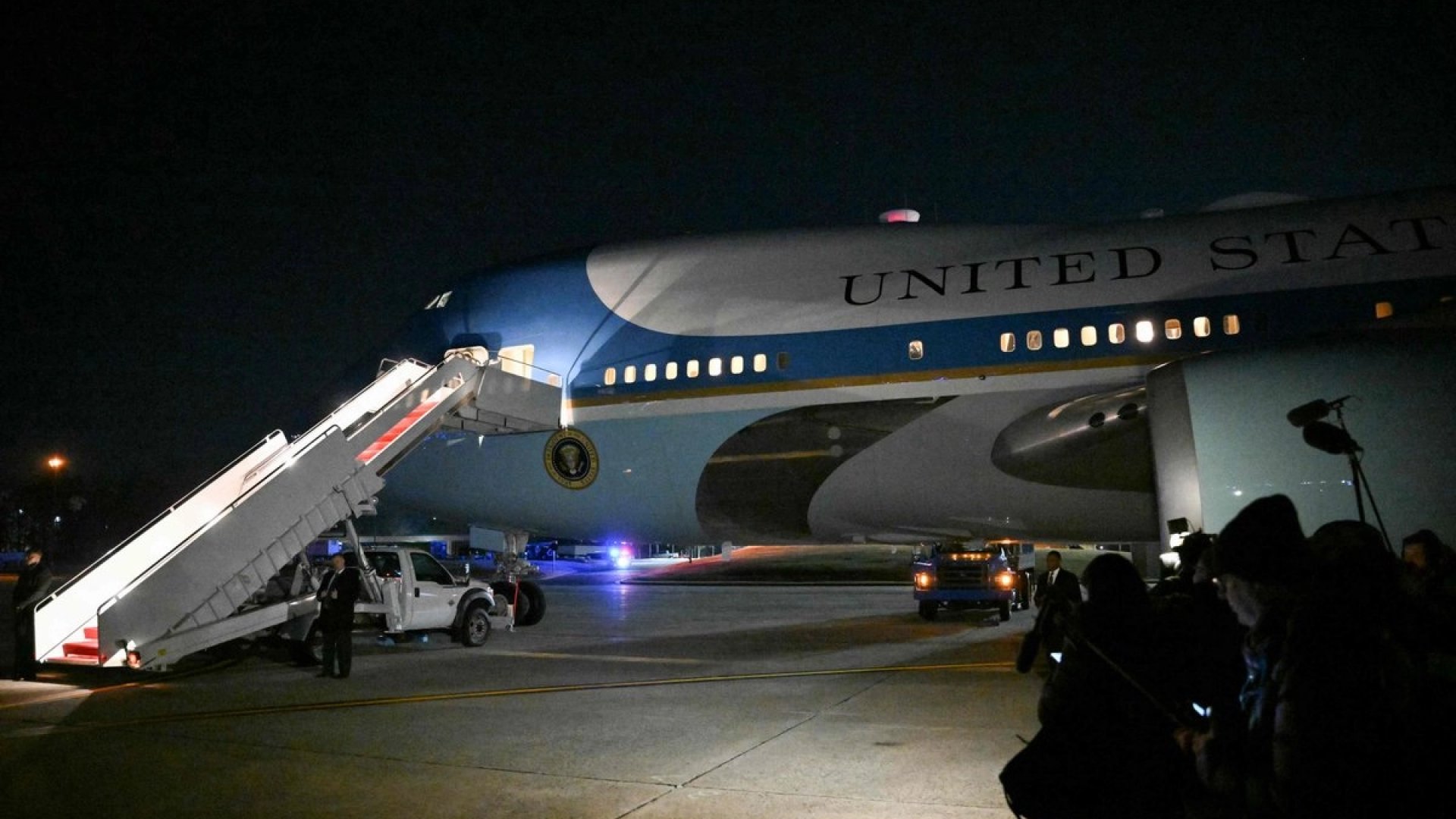 Trump cambia de avión tras problema eléctrico y reanuda viaje al Foro de Davos