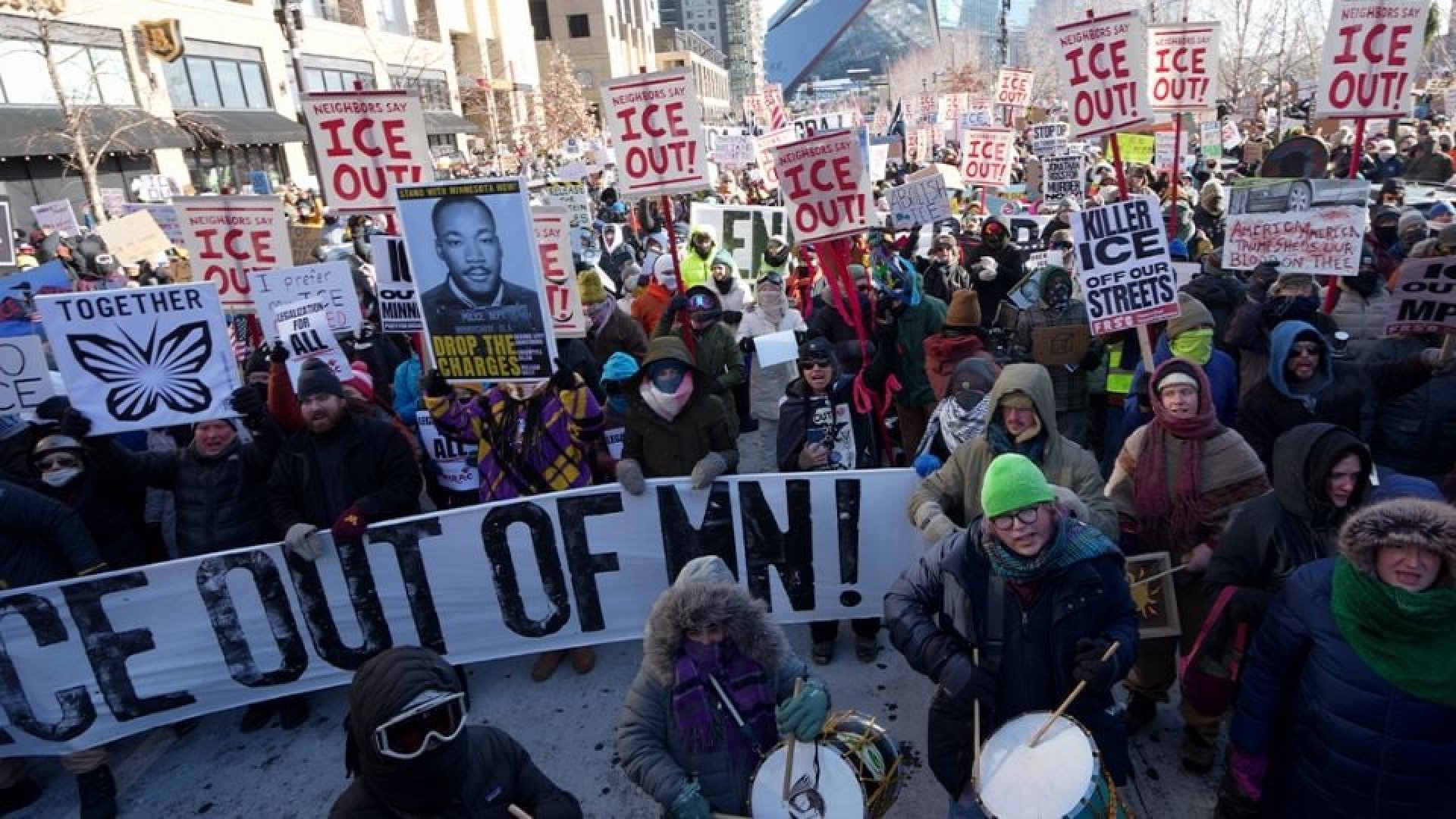 Miles de personas protestan en Minnesota contra redadas migratorias
