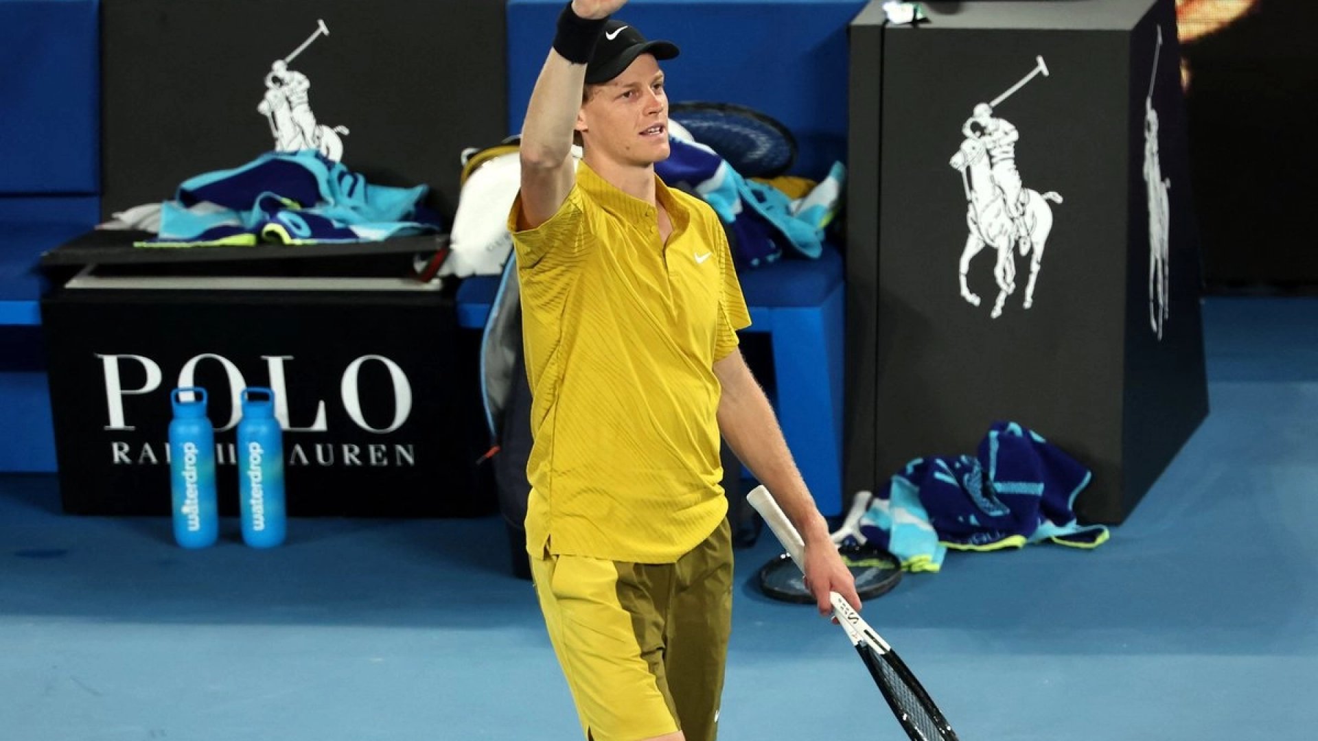 Sinner supera calambres y calor para avanzar a la cuarta ronda del Abierto de Australia