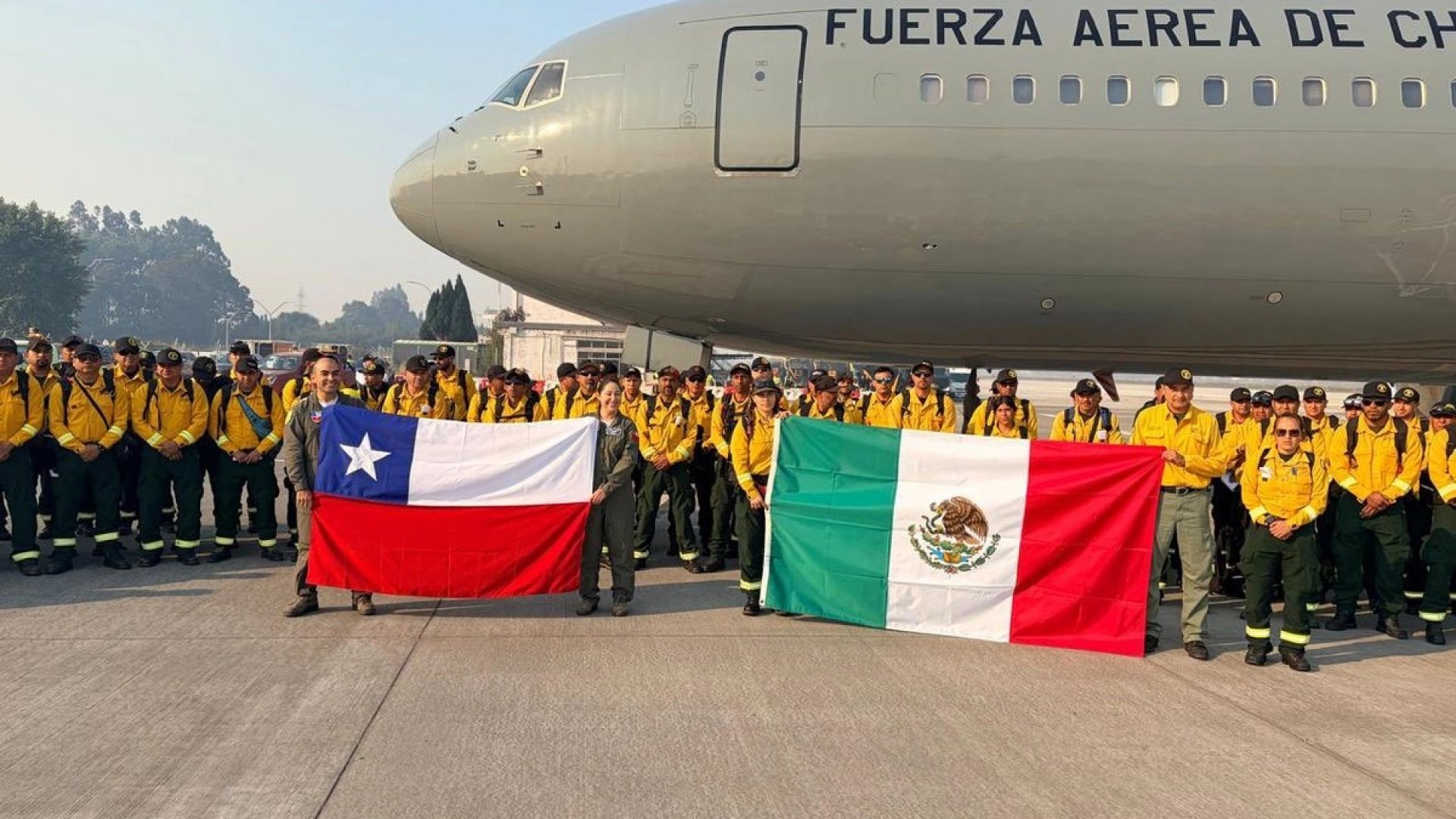 Brigada mexicana continúa combate de incendios forestales en Chile