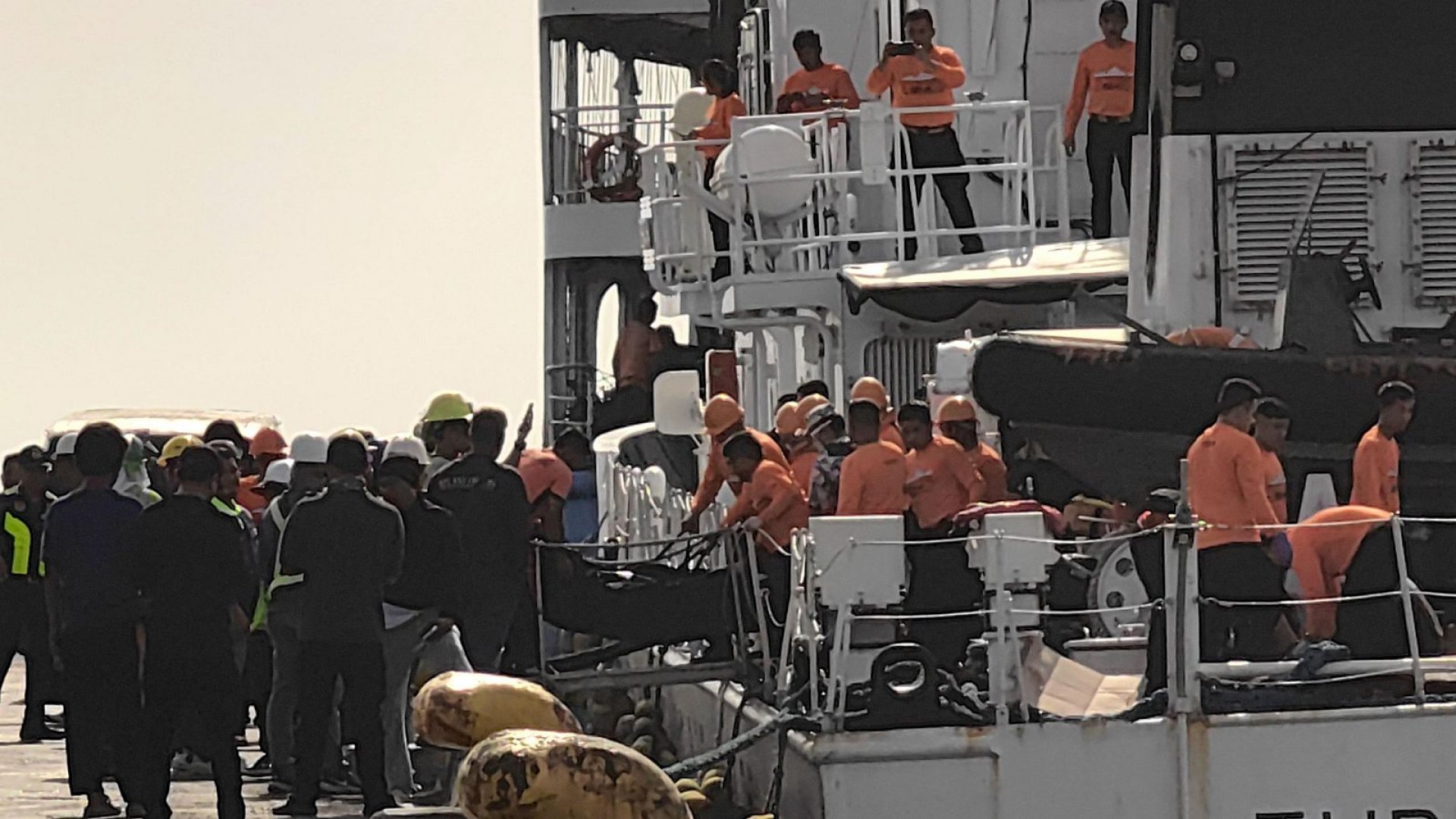 Ferry con más de 350 personas se hunde en el sur de Filipinas; hay al menos 15 muertos
