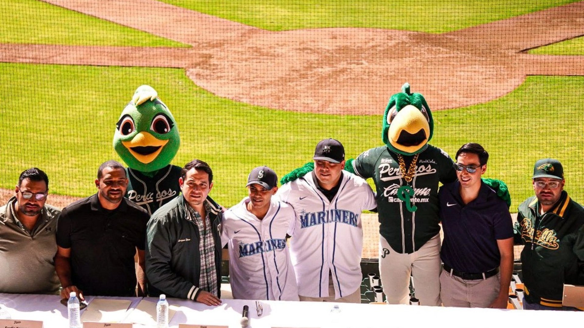 Peloteros mexicanos dan el salto a Grandes Ligas al firmar con Seattle