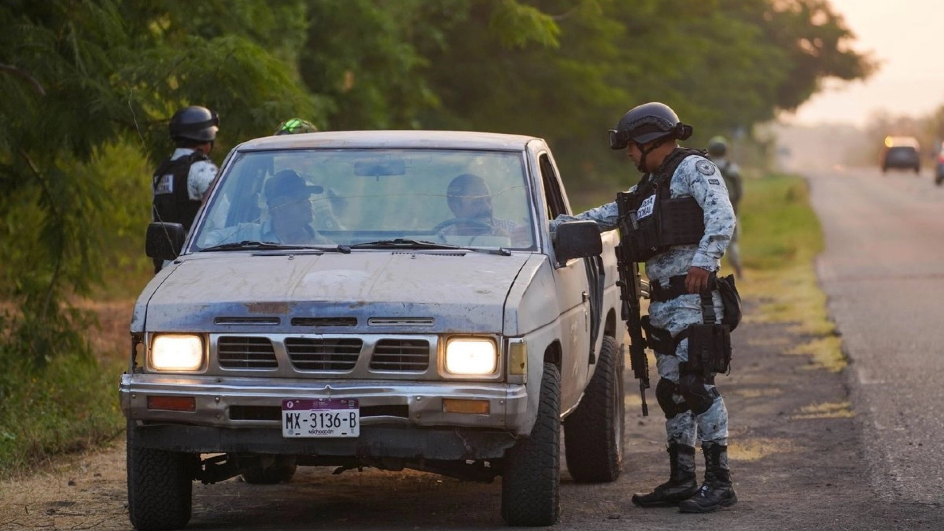 Cesan a nueve agentes de la Guardia Civil de Michoacán por extorsionar a automovilistas