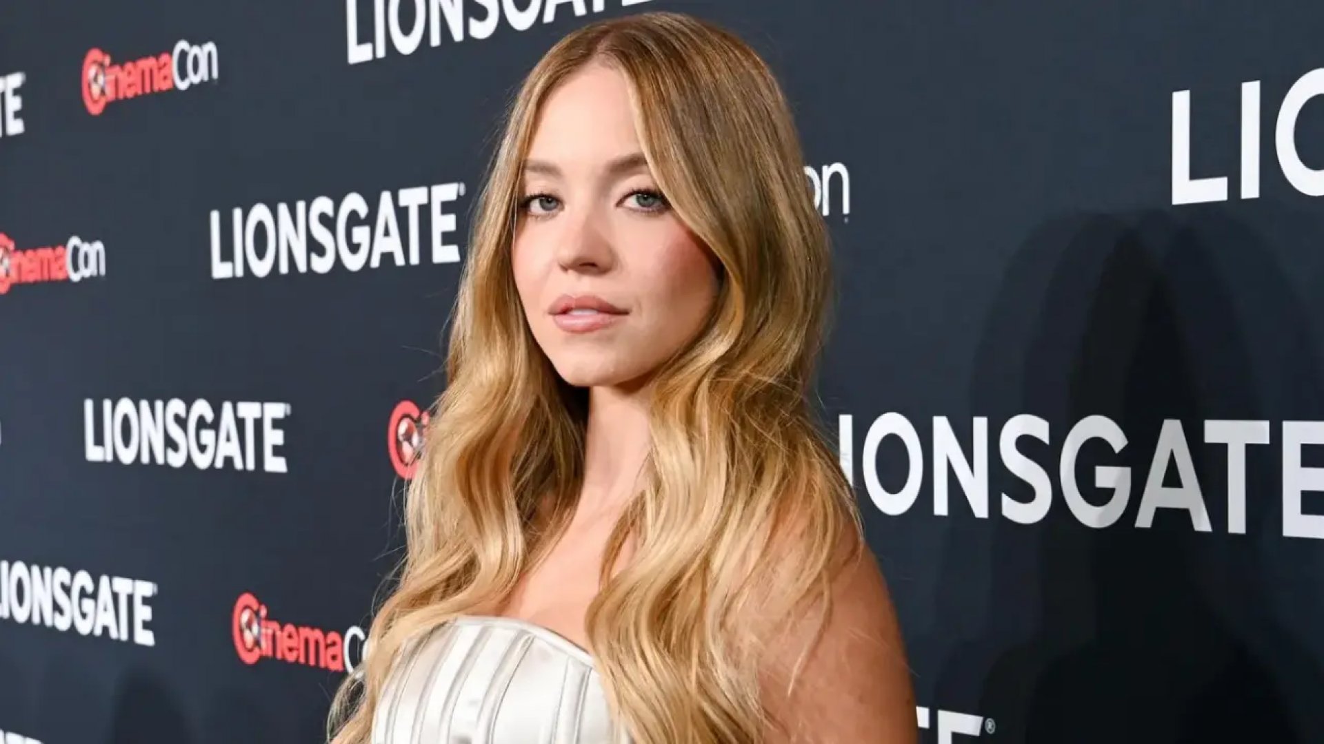 Sydney Sweeney dice que no está “aquí para hablar de política” tras ser etiquetada como “Barbie MAGA”