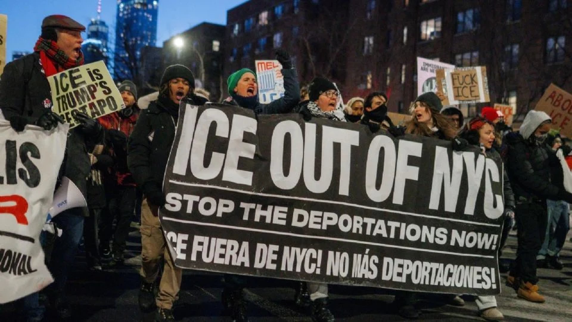 Miles marchan contra las políticas migratorias de Trump en Minneapolis