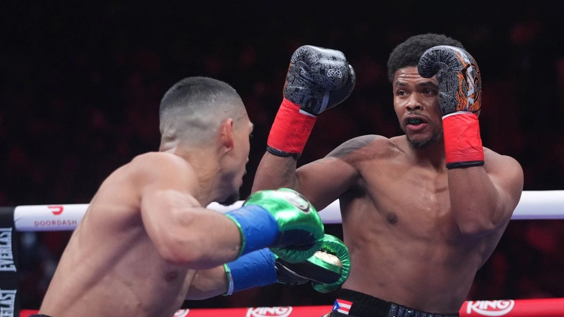 Shakur Stevenson destrona a Teófimo López Jr. y conquista el título superligero de la OMB
