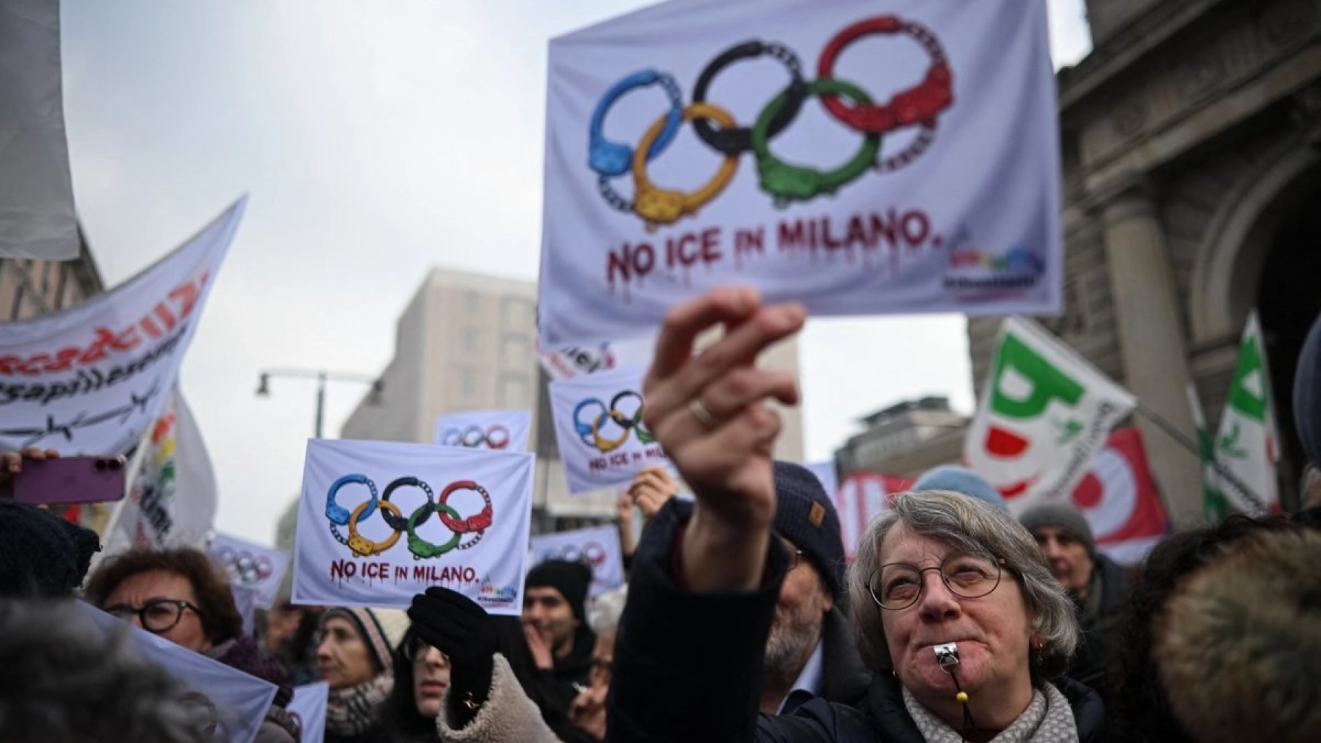 Italianos protestan contra la presencia de agentes del ICE en los Juegos de Invierno