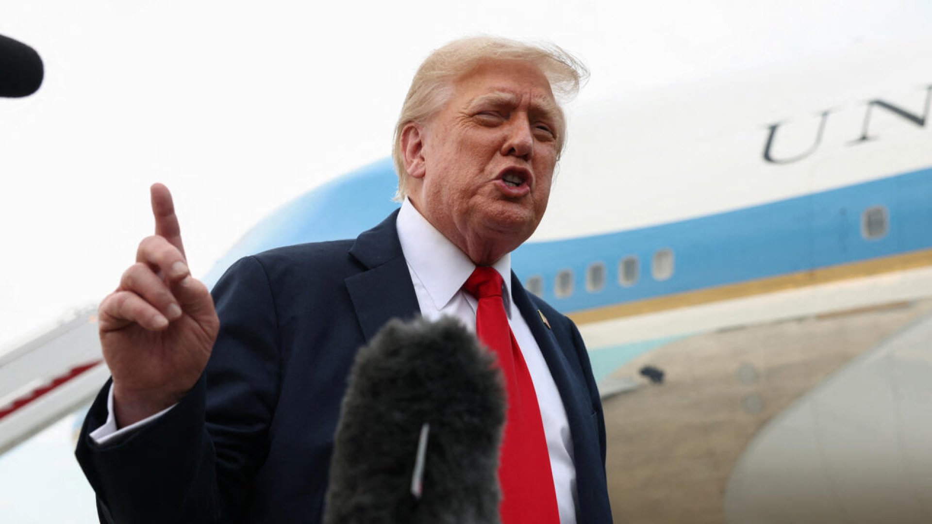 Trump arremete contra los Grammy y amenaza con demandar a su presentador