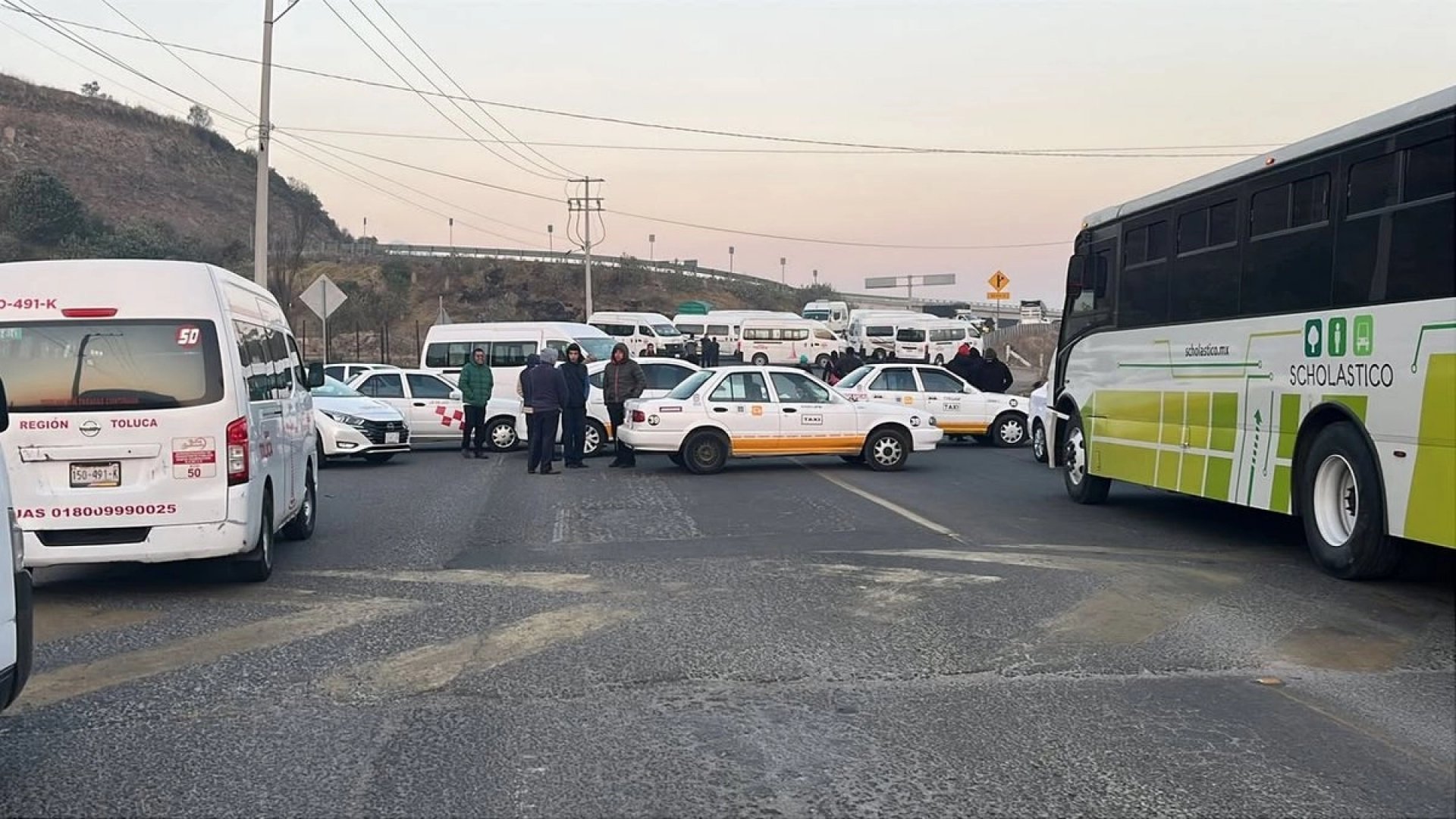 Taxistas bloquean carreteras del Valle de Toluca y Tianguistenco; exigen mantenimiento