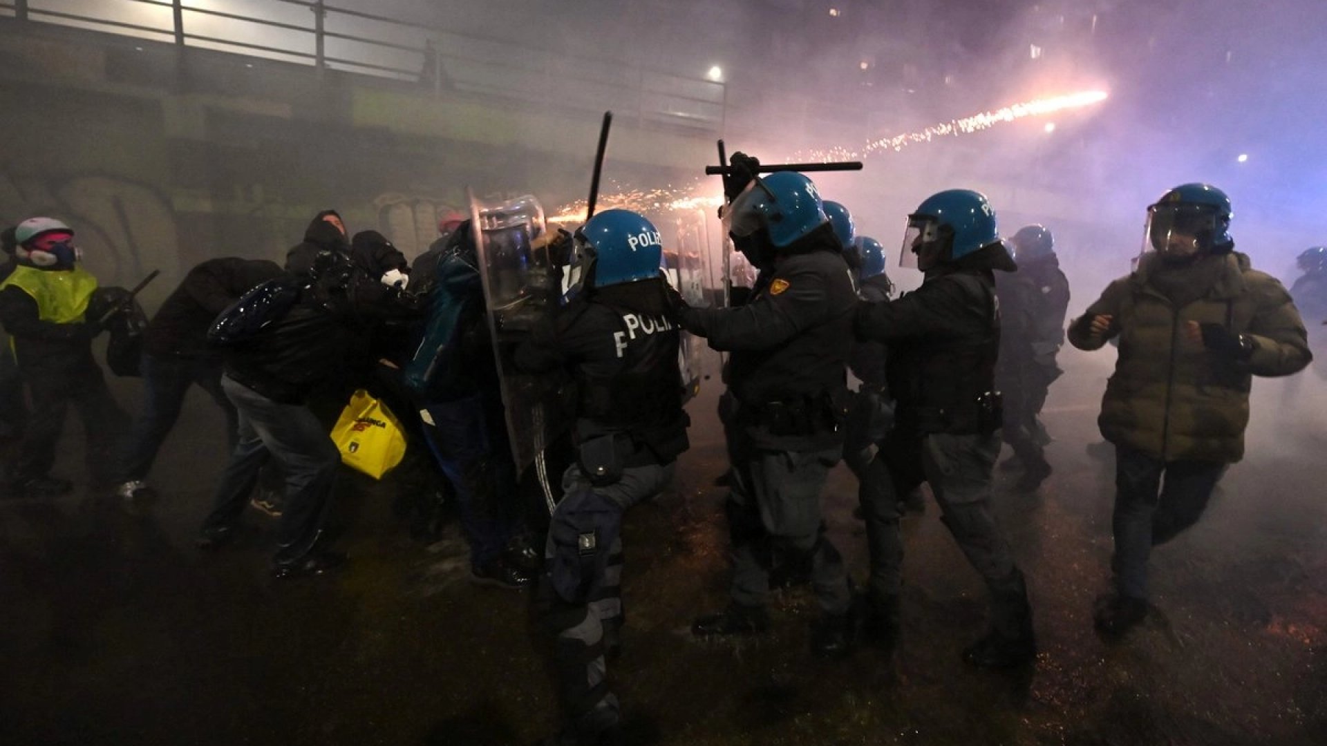 Policías y manifestantes se enfrentan en protesta contra los Juegos de Invierno en Milán