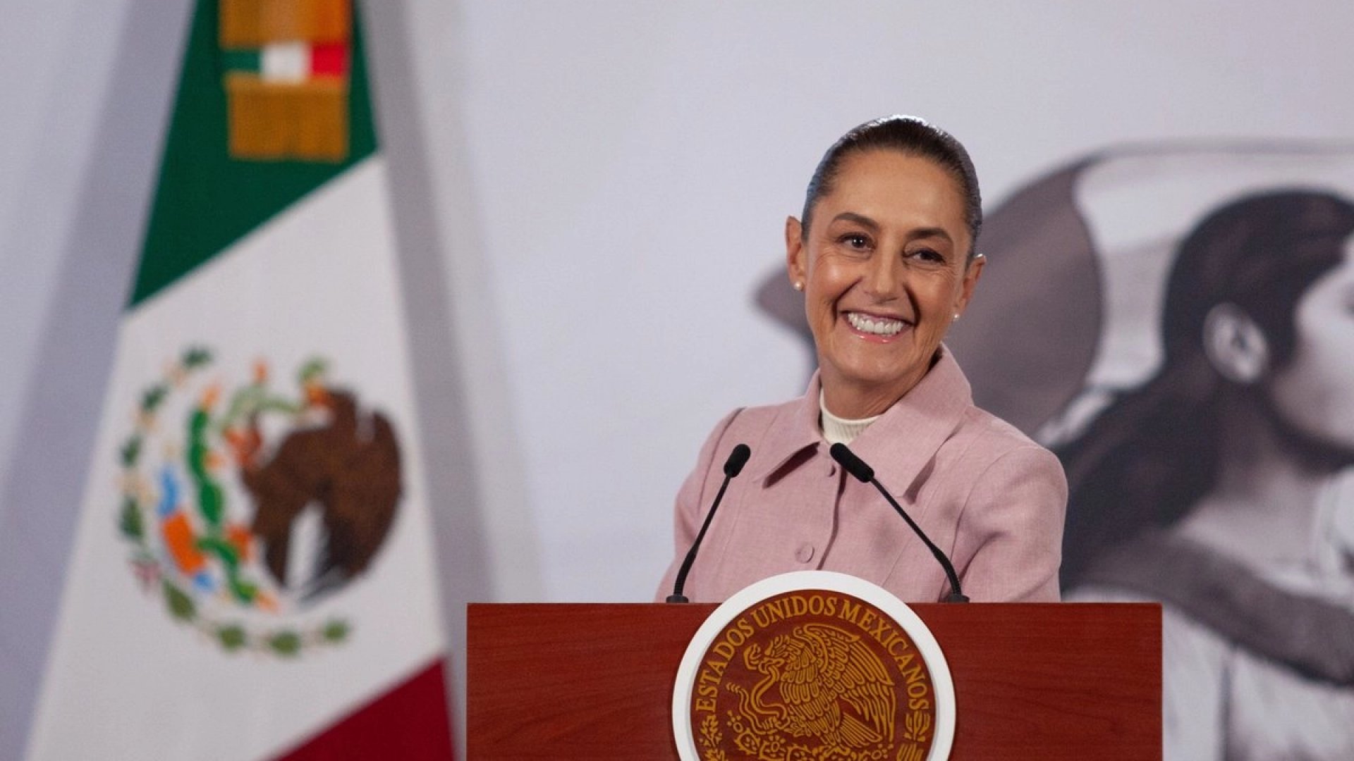 Sheinbaum celebra participación de Bad Bunny en el Supertazón y respalda su mensaje de unión continental
