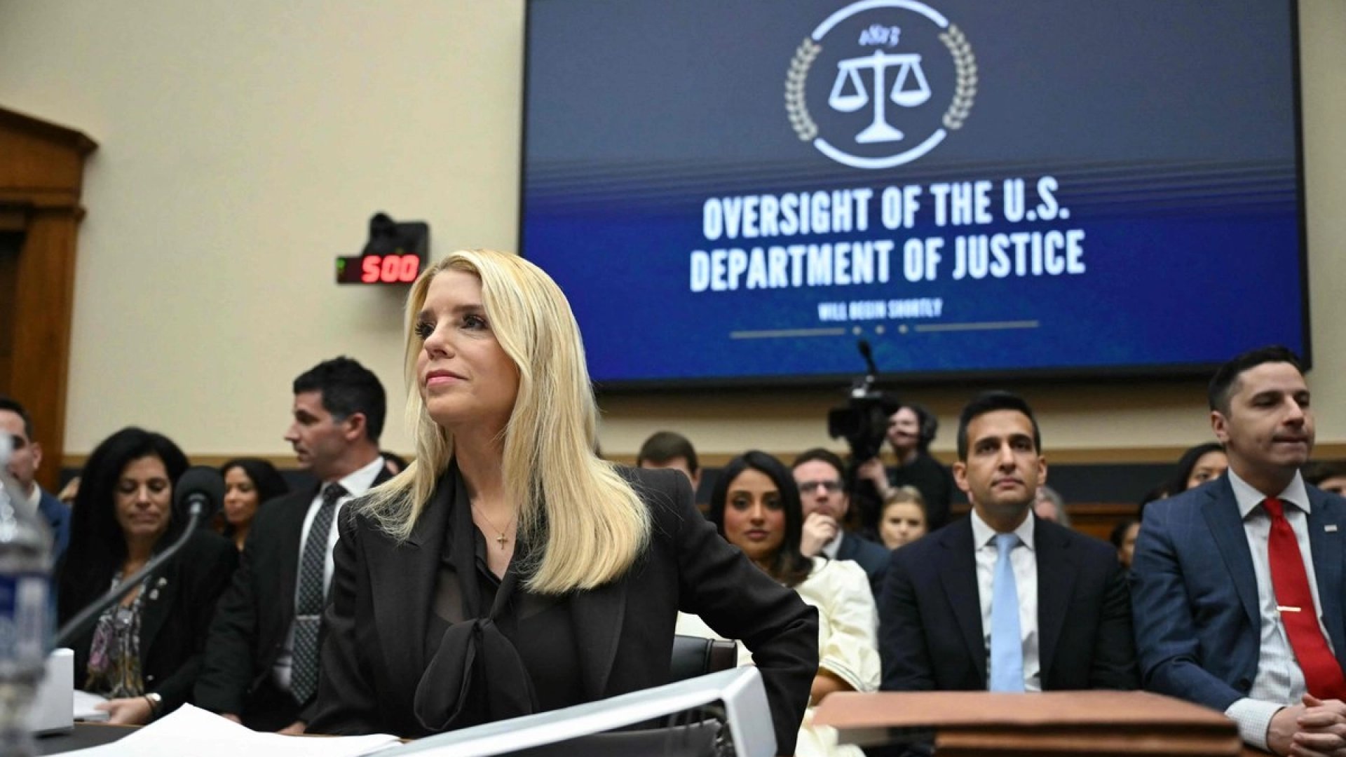 Demócratas acusan a Pam Bondi de supervisar encubrimiento del Departamento de Justicia sobre Epstein