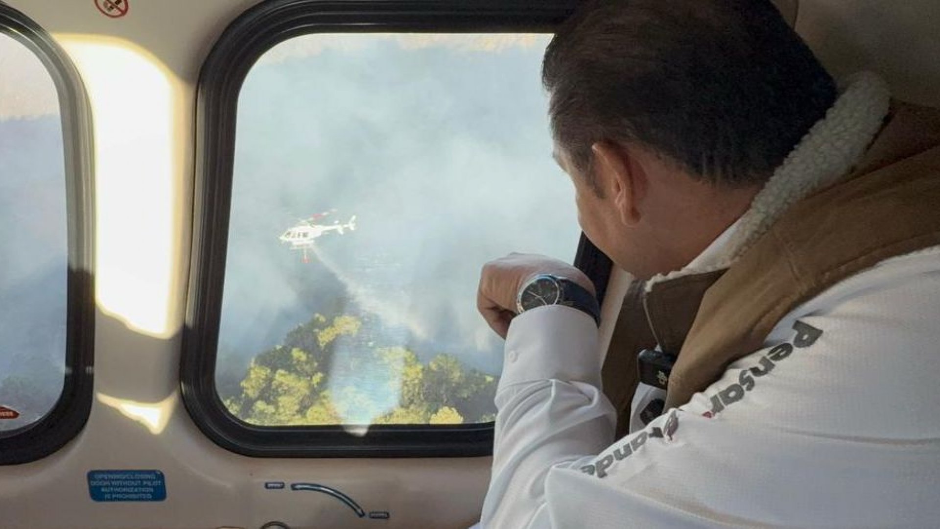 Gobernador Armenta sobrevuela incendio en Sierra Negra poblana; está controlado en 70%