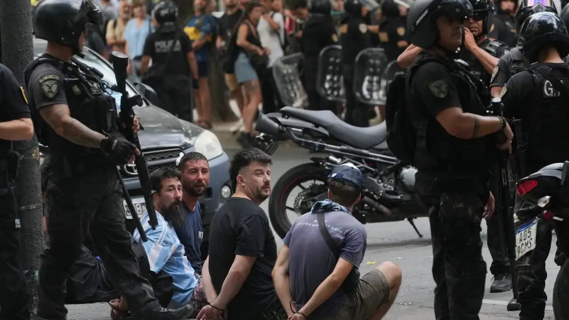 Represión en Buenos Aires contra cientos que rechazaban reforma laboral de Milei