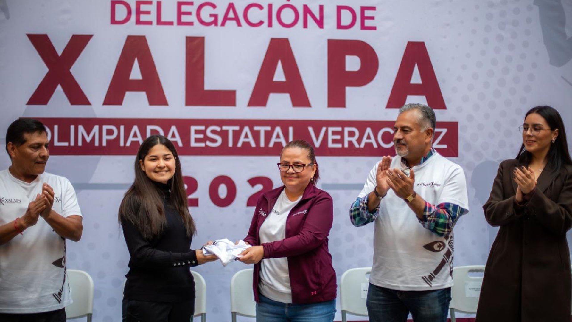 Daniela Griego abanderó a deportistas de la Delegación Xalapa que competirán en la Olimpiada Estatal