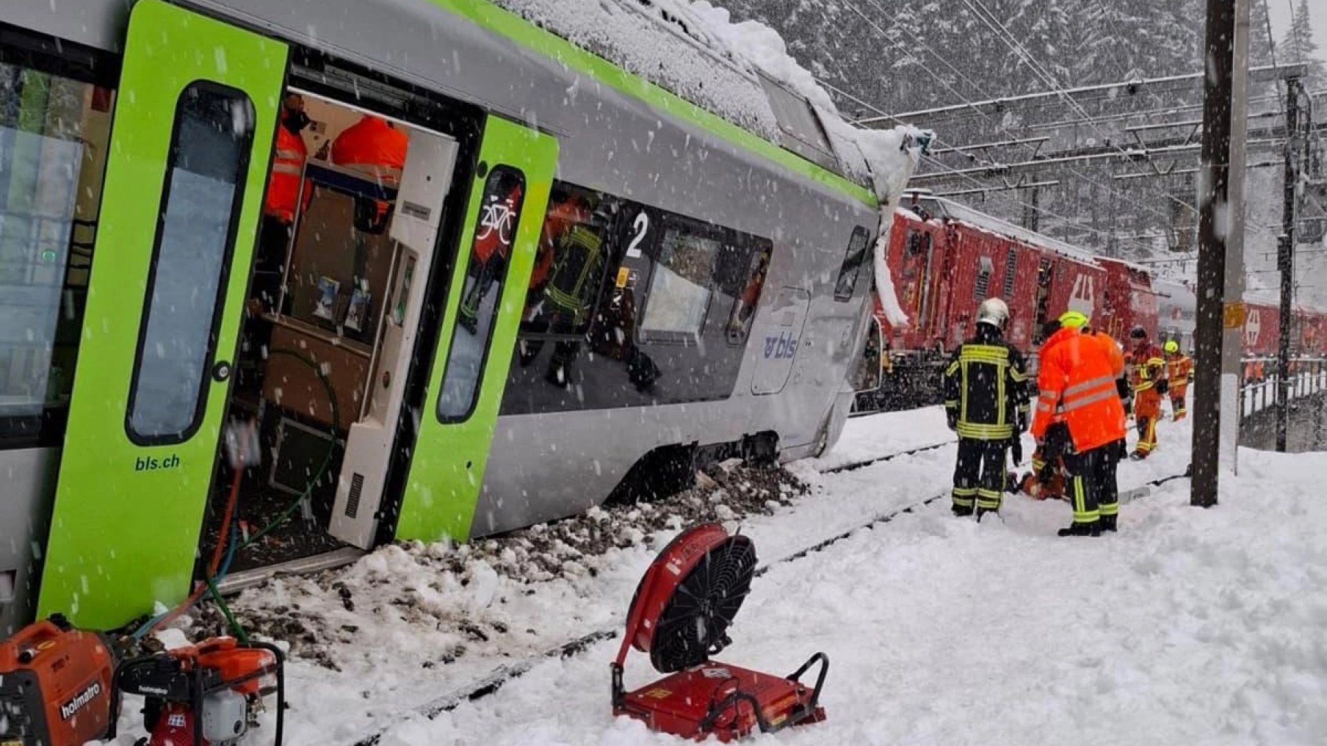 Se descarrila tren en Suiza tras avalancha; reportan cinco heridos