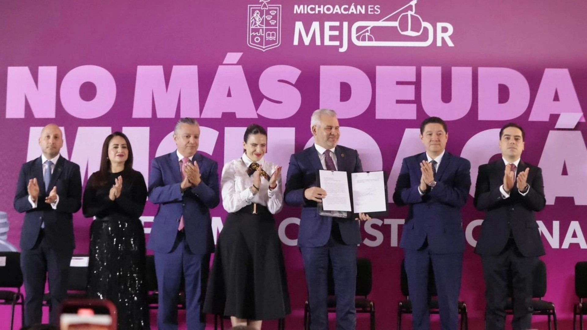 Gobernador de Michoacán denuncia herencia de deuda millonaria y destaca reforma para frenar endeudamiento