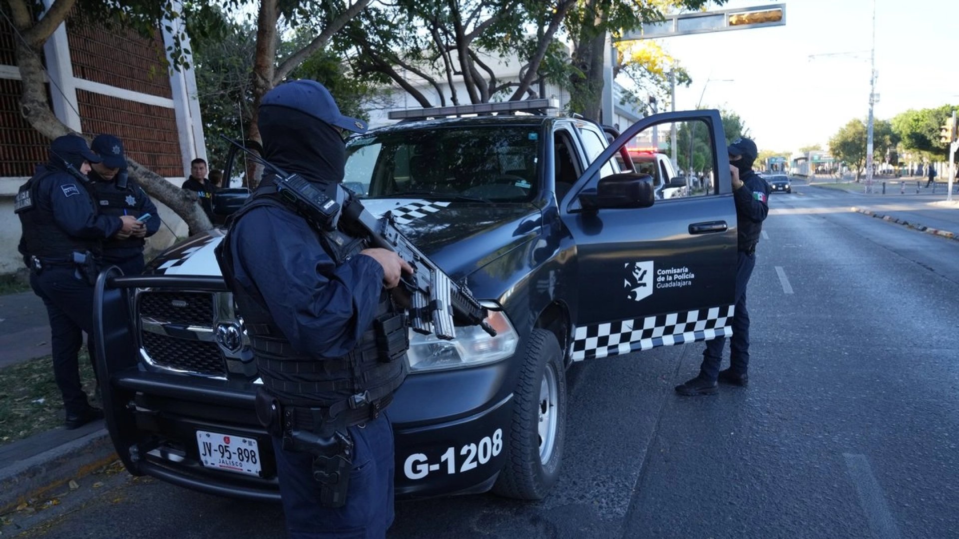 Bloqueos en Jalisco dejan a mil personas varadas; pasan la noche en estacionamiento del zoológico de Guadalajara