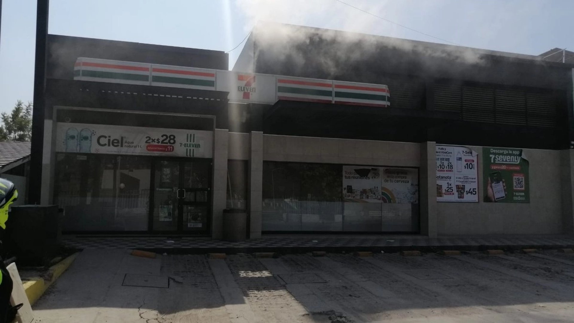 Empresas cierran tiendas y suspenden servicios tras jornada violenta en el occidente del país