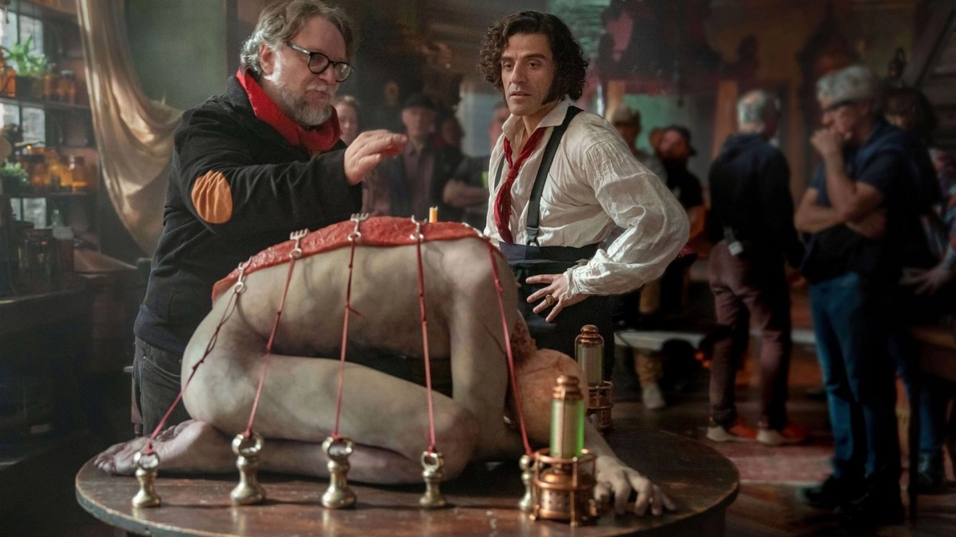 “Frankenstein” gana tres premios BAFTA y Guillermo del Toro lo celebra en redes