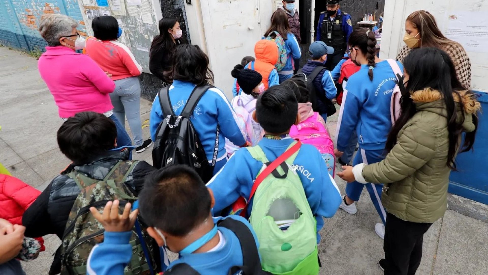 Padres respaldan limitar celulares en escuelas; especialistas piden enfoque educativo