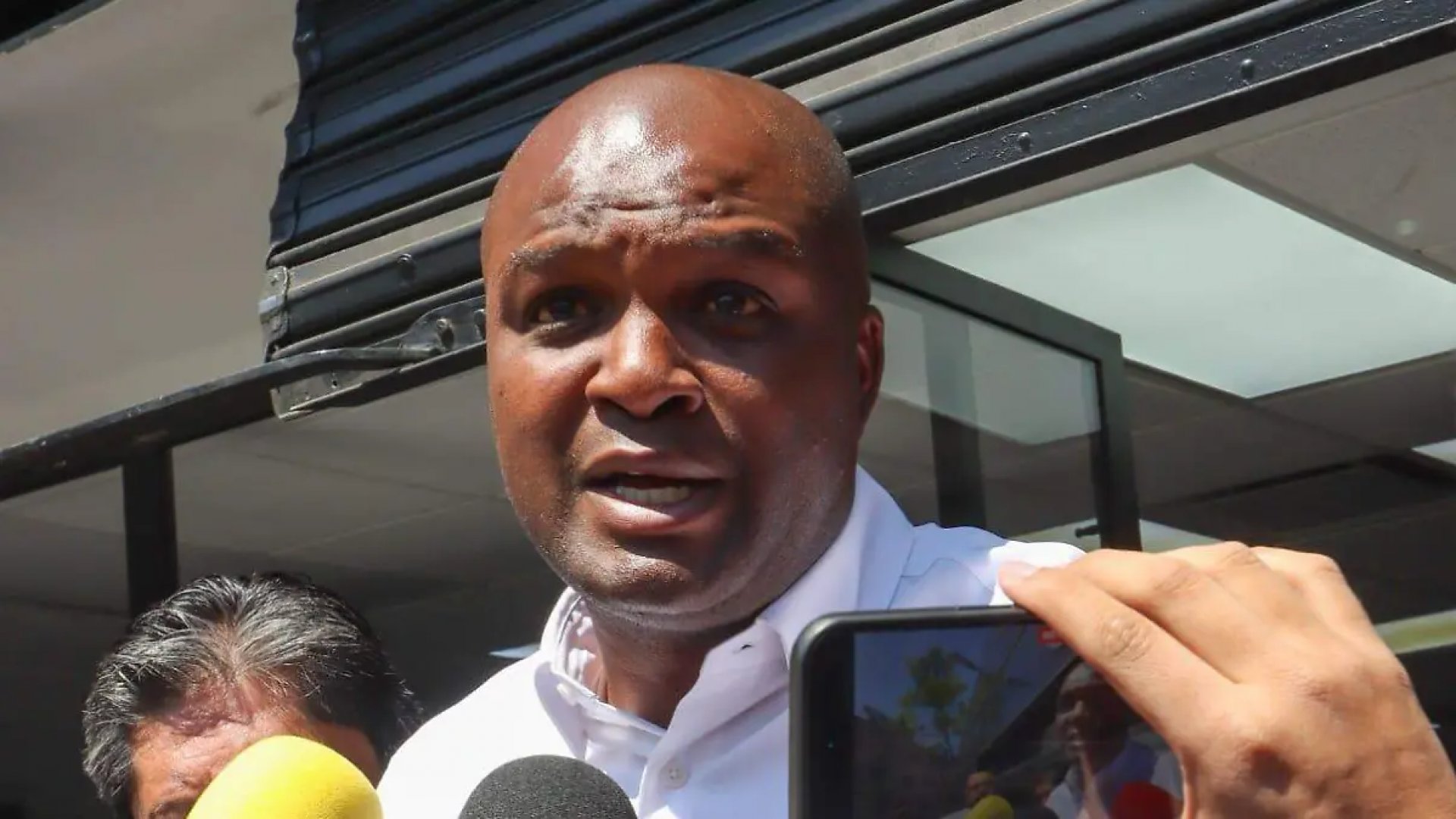 Aquivaldo Mosquera acude a Fiscalía en CDMX tras citatorio por presunto fraude