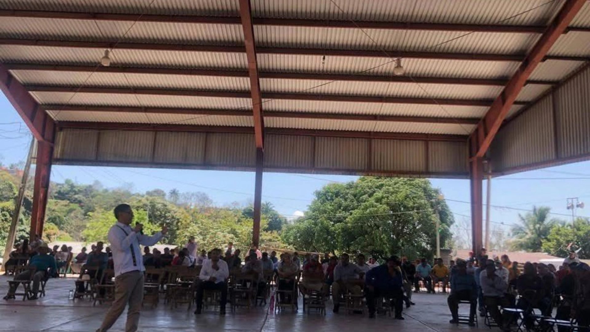 Comuneros retienen a titular de la Procuraduría Agraria en Chimalapa