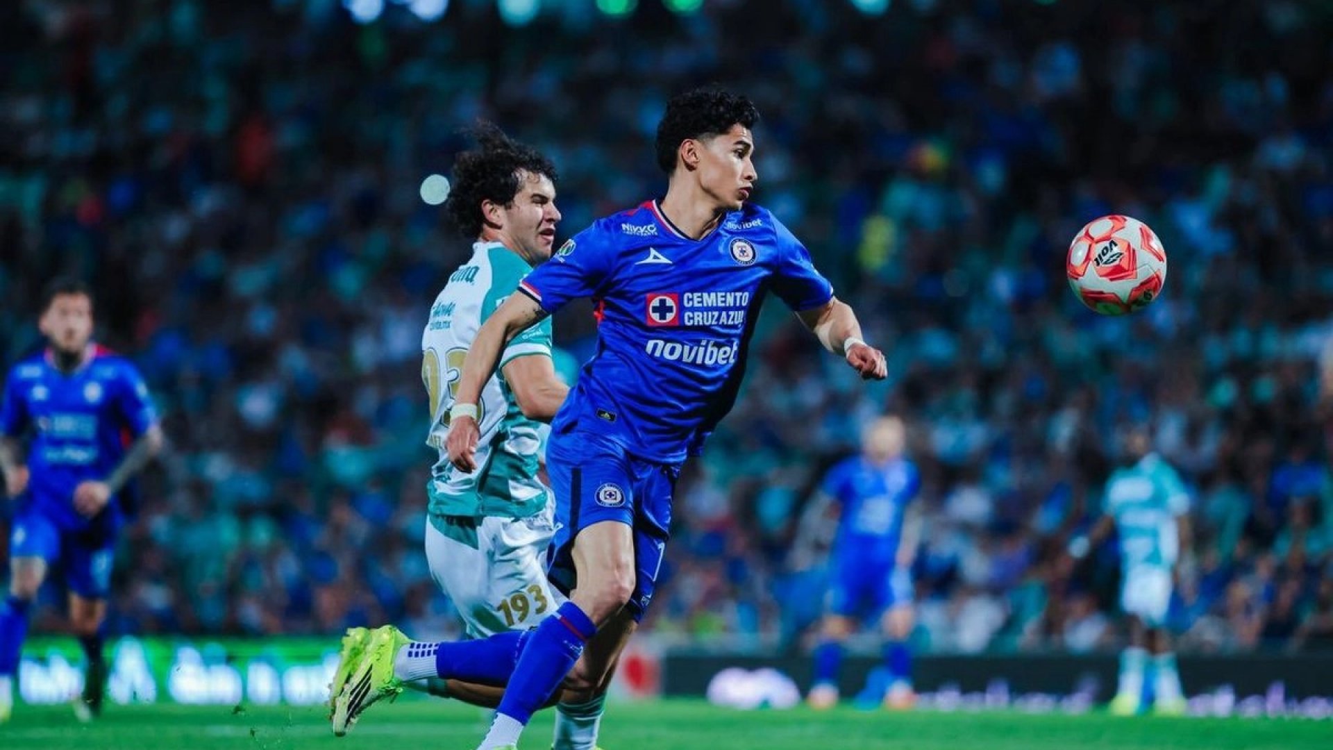 Cruz Azul mantiene el liderato del Clausura tras imponerse a Santos Laguna